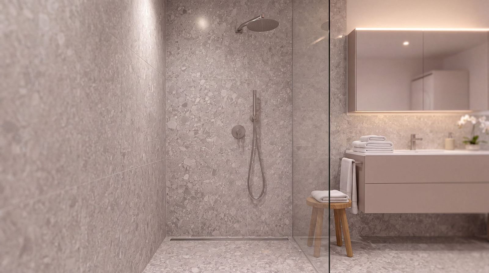 Begehbare Dusche mit Regenbrause und Glastrennwand (Visualisierung)