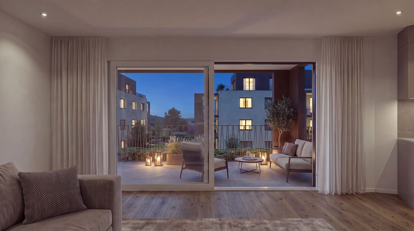 Blick vom Wohnzimmer auf den Balkon bei Nacht, mit Laternen und beleuchteten Nachbarhäusern (Visualisierung)